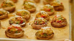 Грибы, фаршированные вялеными помидорами