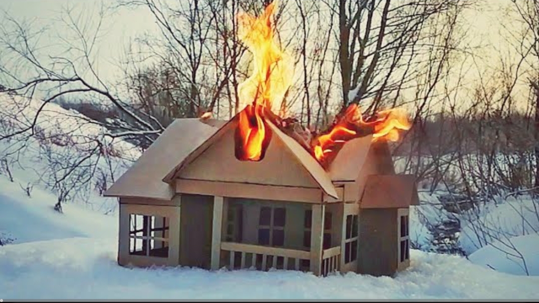 ПОЖАР В ДОМЕ ИЗ КАРТОНА!