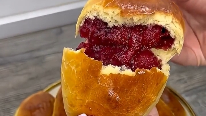 Пуховые ягодные ПИРОЖКИ...🥐🍓😋    Рецепт в описании ✍️