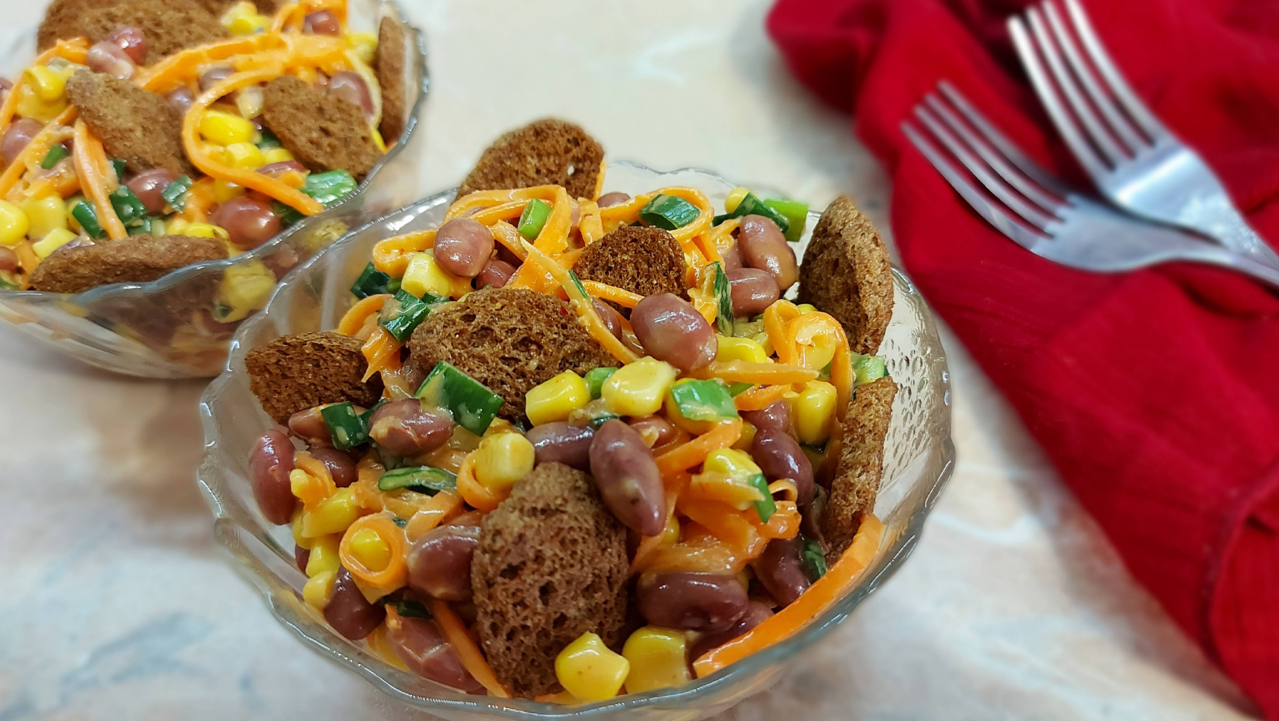 Простой салат с сухариками, фасолью и корейской морковкой
