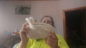 замечательные изумительные носочки, связанные из шерсти для женщины. ждут хозяйки.