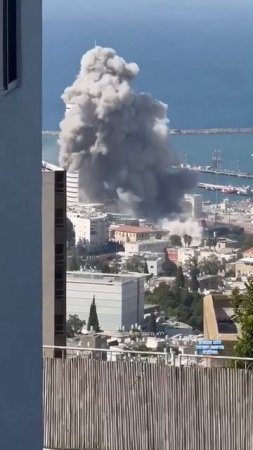 Еще один ракурс на прилет в Хайфе и его последствия.  Вероятно, целились в сам небоскреб или сос...