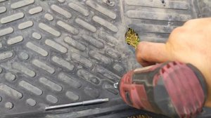 Пытаюсь удалить коррозию на авто и восстанавливаю водительский коврик