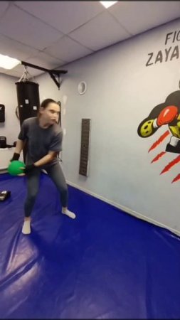 Работа в боксе с медболом 🥊 - это не только физическая тренировка, это ментальная игра. 
Это провер