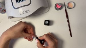 Дизайн с молочным топом и ярким акцентом Любительские ногти