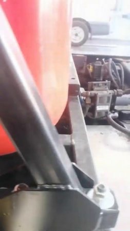 Зачем за кабину КАМАЗа поставили газовые баллоны? #дальнобой #trucking #kamaz
