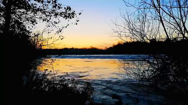 Закат над водой: природа в тишине, спокойствие