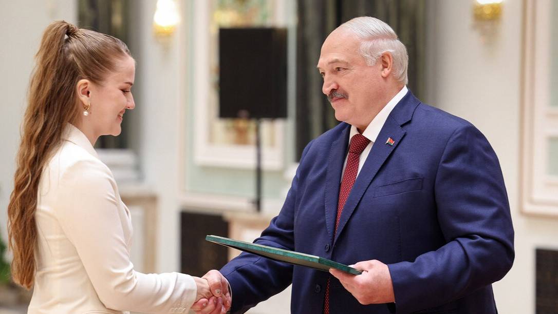 Лукашенко - выпускникам вузов: мир огромен, а Беларусь у нас одна