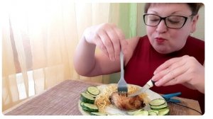 Пожрем 🤭/Макароны с поджаркой, курица и огурцы/Чавкать прилагается/ ⏱ 00:07:29