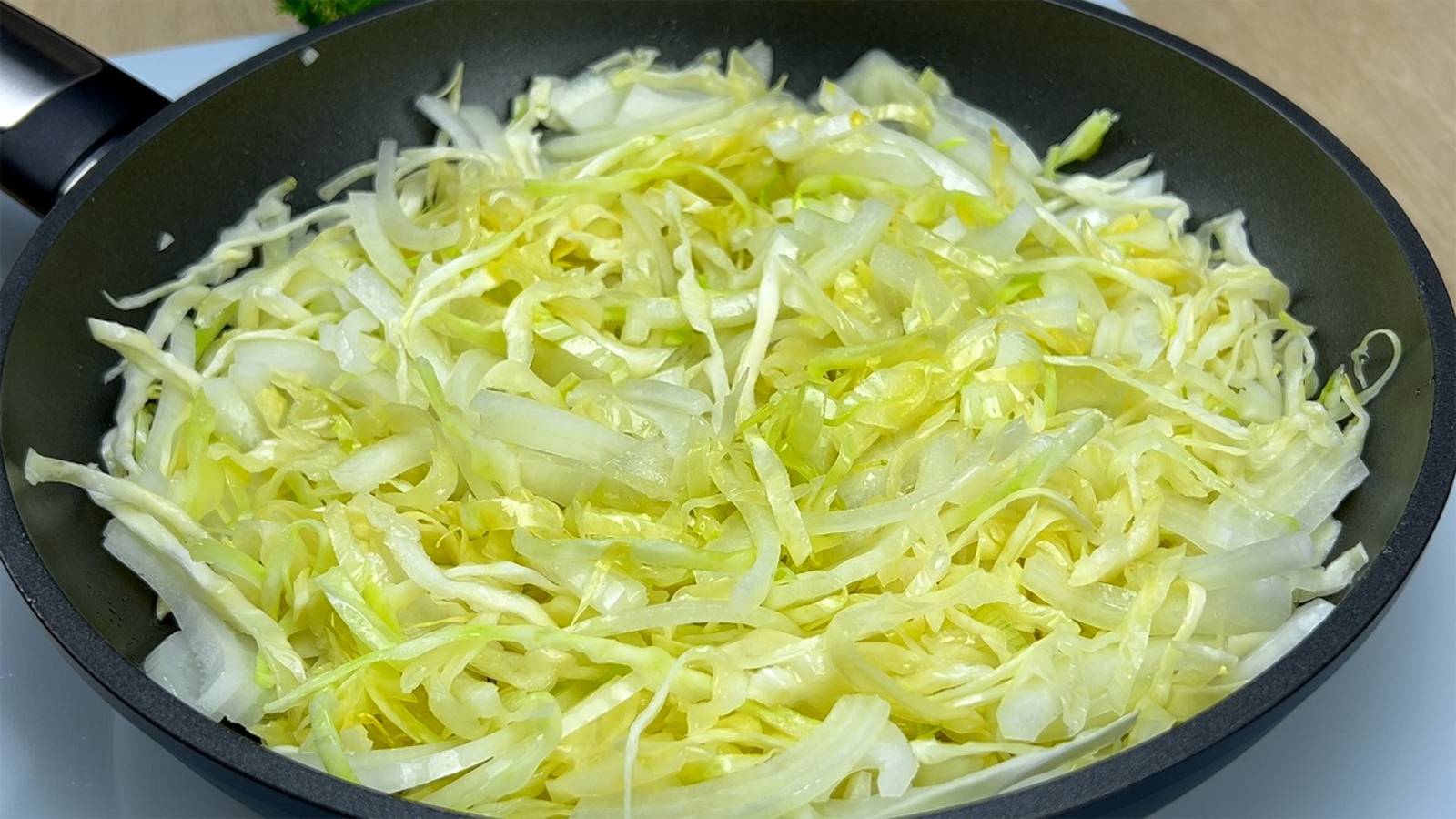 Этот рецепт капусты с луком настолько вкусный, что я готовлю его почти каждый день!