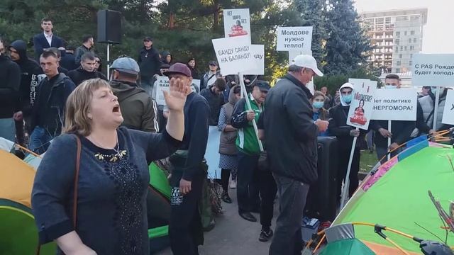 Выступление отчаявшейся женщины  у стен Парламента. Кишинёв 18.09.2022.