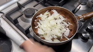 КАК ПРИГОТОВИТЬ ГОВЯДИНУ В СМЕТАНЕ ТУШЕНУЮ? Вкусная, мягкая, сочная, нежная, на сковороде, на ужин