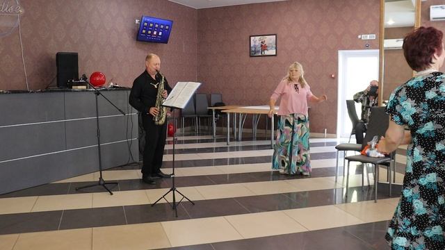 саксофонист на юбилее