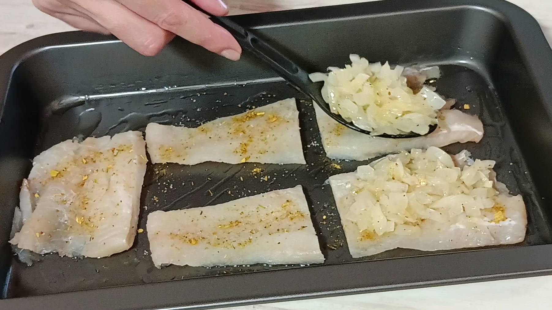 Лучший рецепт запеченной рыбы в духовке. Дешево и полезно! Сочный и нежный минтай в духовке