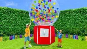 Крис и Приключение с гигантским автоматом с конфетами! Видео для детей.