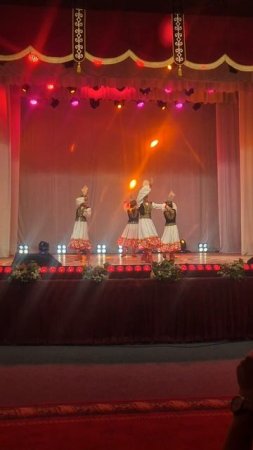 Девушки в Казахстане станцевали для русских туристов