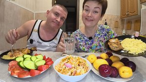 Мукбанг Вован ЗАТЫКАЕТ мне рот, уж слишком МНОГО я НАГОВОРИЛА! Болталка и Семейный ужин в России