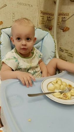 Малыш ест пельмени