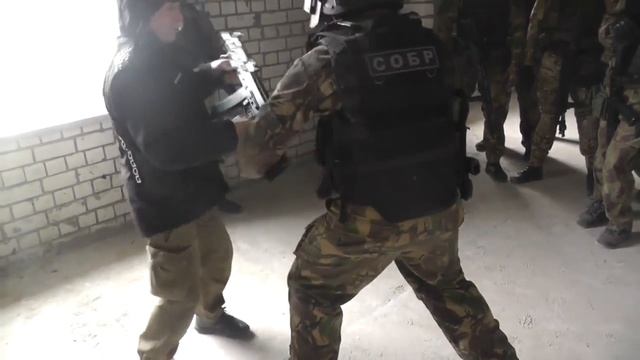 СОБР.Тренировка по противодействию внезапным нападениям в адресе.
