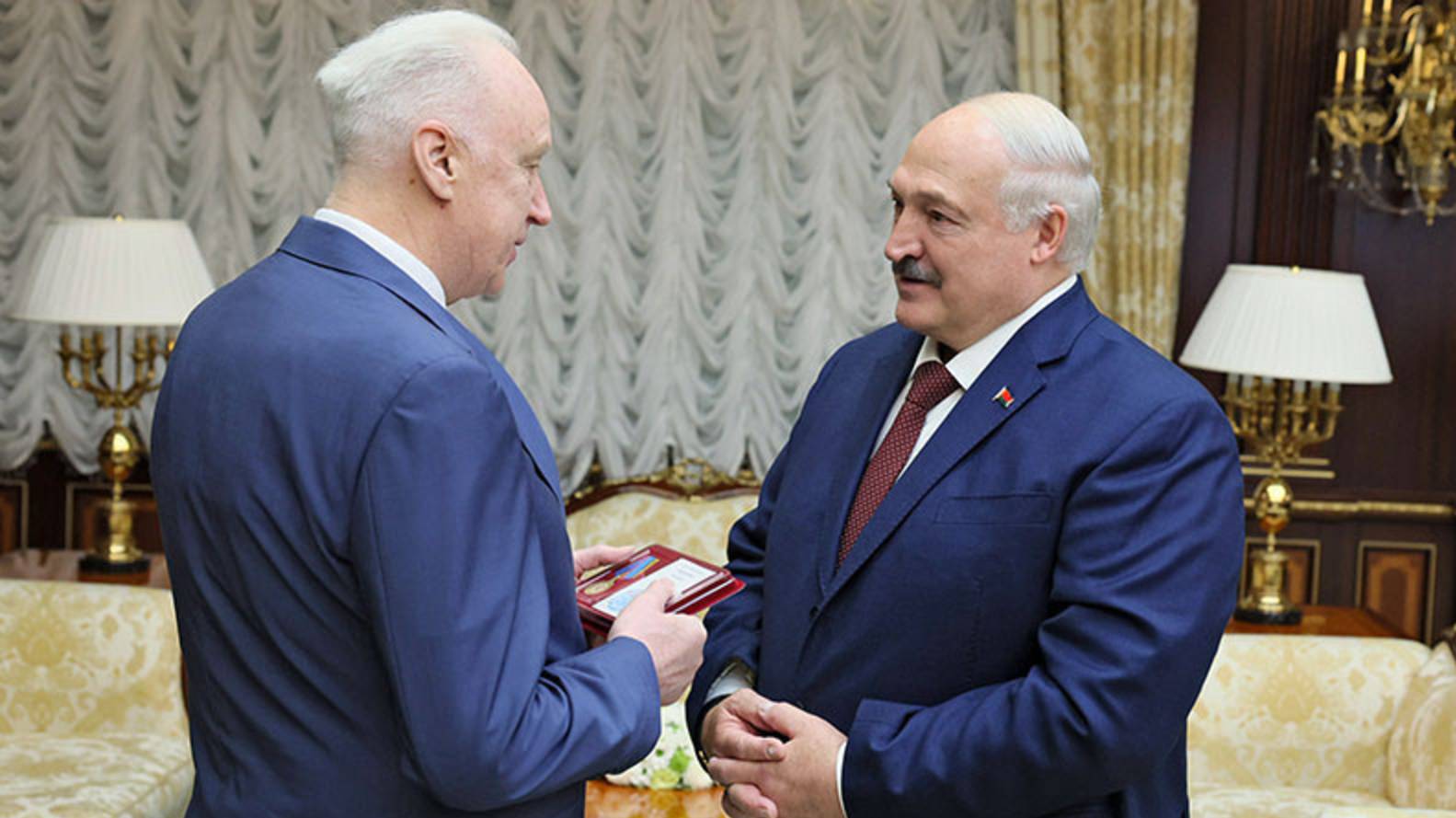 Александр Бастрыкин вручил Александру Лукашенко медаль в честь 80-летия Великой Победы