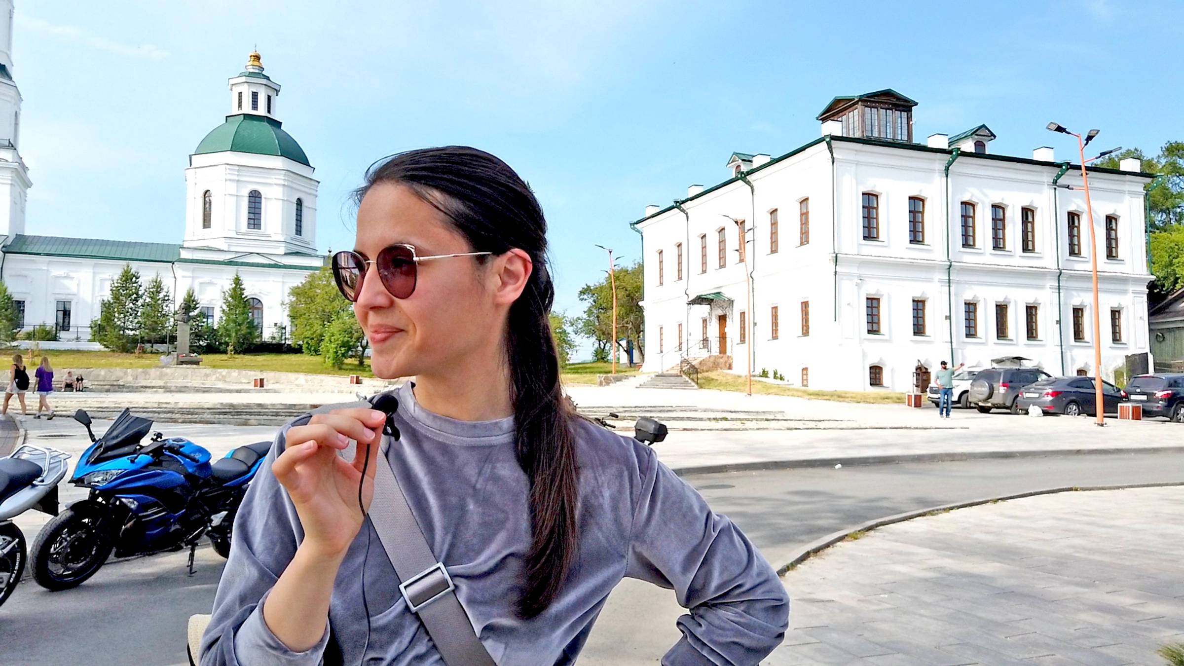 Купаемся в озере у старинного города в часе езды. Классный променад у пляжа, архитектура завода