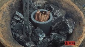 Это интересно Пэн Чуаньмин делает бамбуковые дощечки для письма