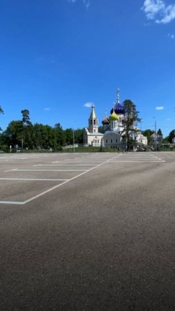 Нанесение дорожной разметки на уличной парковке.