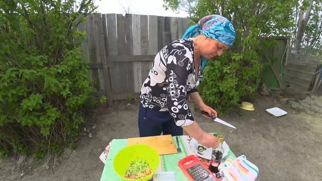 Жизнь в деревне. Салат из рыбы семги и овощей. На природе в деревне.