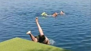 Демидрол Ныряет в озеро 002