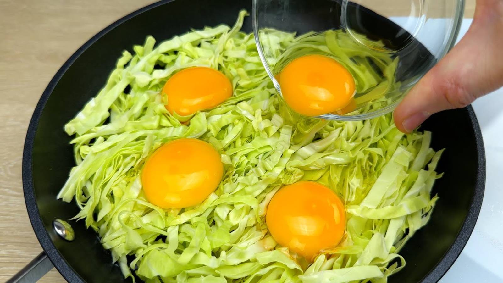 отовлю такую капусту с яйцами каждый день на завтрак, очень вкусно