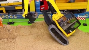 Экскаватор, трактор, пожарная машина, мусоровозы и полицейские машины