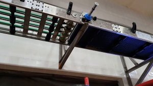 Автоматизированная конвейерная система с для перемещения коробок с творогом в зону склада.