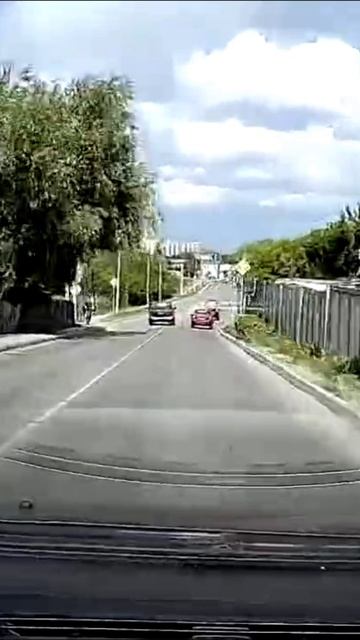 Опасные манёвры джипа на дороге