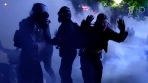 В США более 2,5 сотен человек ворвались в здание миграционной службы и атаковали служащих
