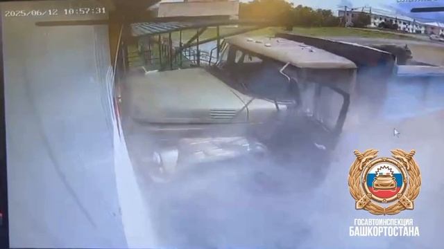 Пьяный водитель на ЗИЛе эффектно въехал в здание амбулатории башкирского села Ургаза, выпал