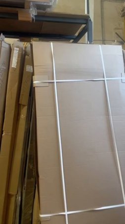Разгрузка новых дверей на нашем складе
