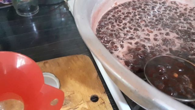 Варенье из вишни с блинчиками!