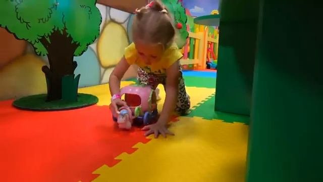 День Рождения Настиной куклы на детской площадке