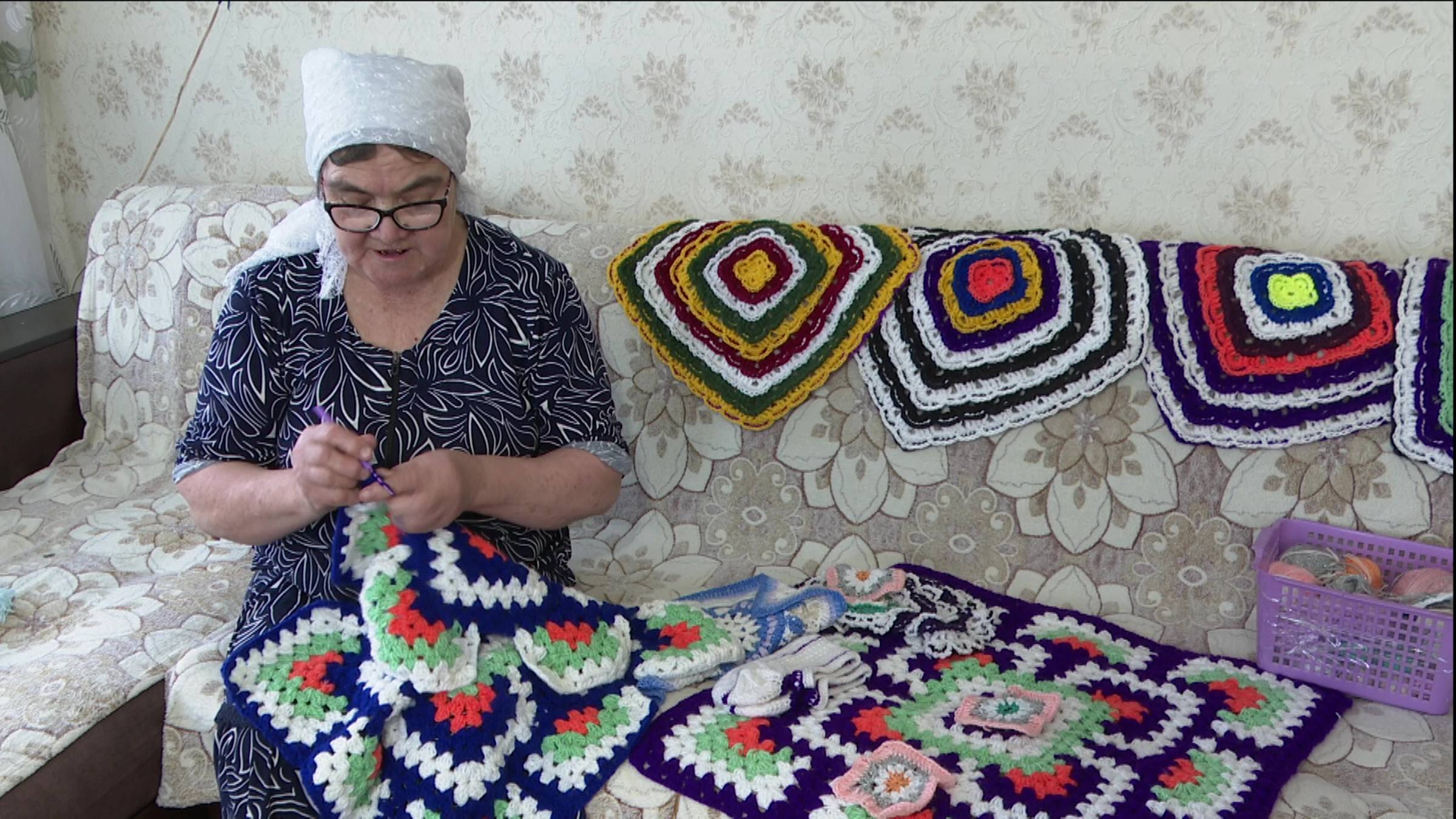 Сания Исмагилова из Степного Озера может связать шаль за два дня