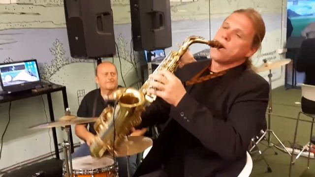 Три музыканта, живьём, ни какой фанеры, дососов, плейбэков...