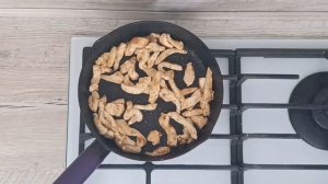 КАК ПРИГОТОВИТЬ САЛАТ КАРМЕН С КУРИЦЕЙ, ВЕТЧИНОЙ И СУХАРИКАМИ? Простой и сытный, на обед или ужин!