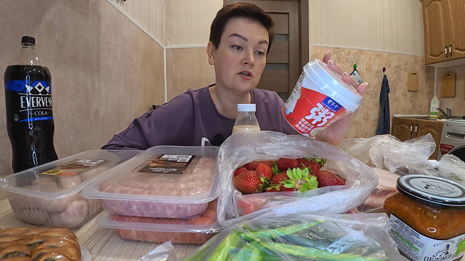 Закупились на ДР Вована, ШАШЛЫКАМ быть! ПРОЖРАЛИ всю ДИЕТУ! Налопались БУЛОК и кефира с клубникой)