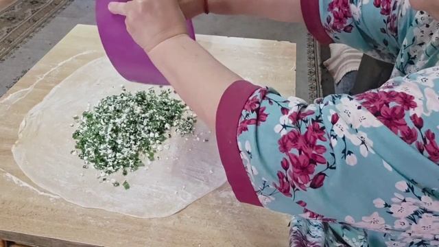 окрошка ППшный вариант. рулетки на пельменном тесте с творогом и зеленью