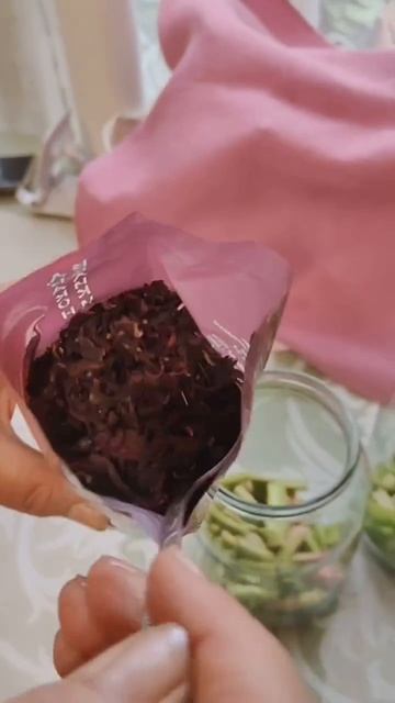 Ароматный компот из ревеня на зиму: 2 необычных рецепта