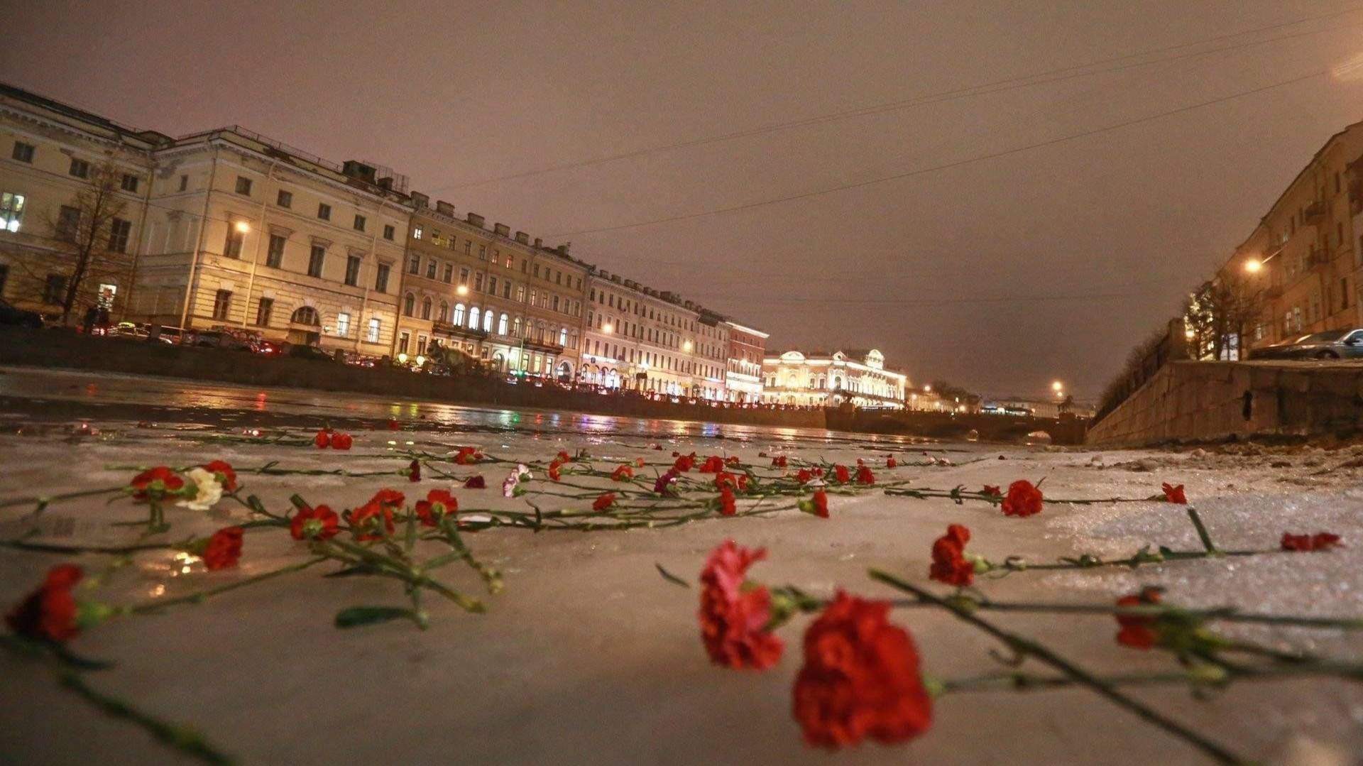 О семье ленинградцев Мельниковых. Глава семьи умер в блокаду в 1941г. Три его сына защищали Родину