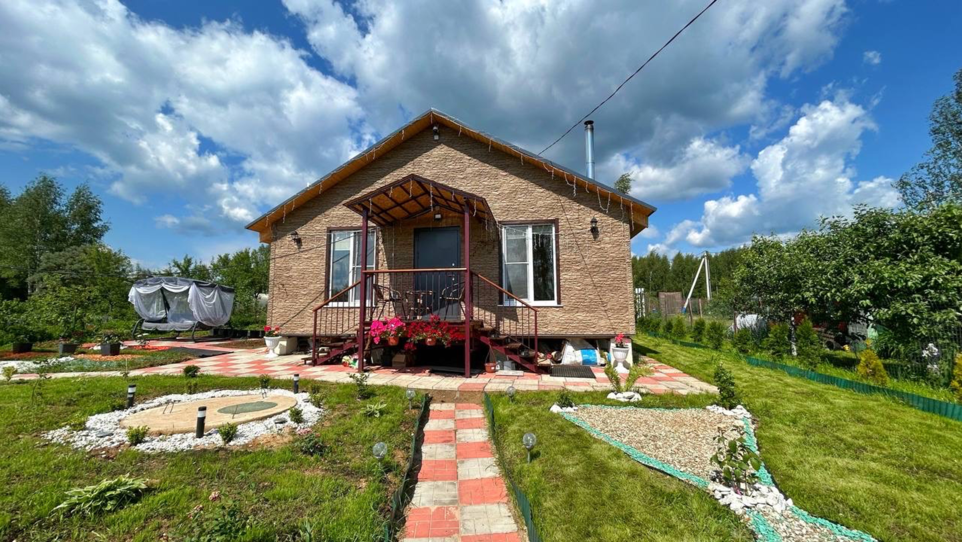 Дом для круглогодичного проживания площадью 75 кв. м. с земельным участком 5,5 сот.