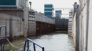Проход теплохода через шлюз Новосибирской ГЭС.