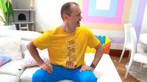 Мистер Макс Макс и Катя играют с цветным кинетическим песком