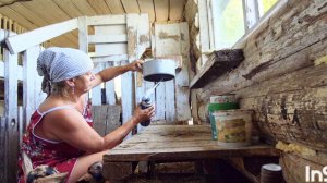 В ДЕРЕВНЕ как только не приспособишся,Подох индюшонок🥲