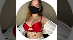 Девушка в красном лифчике